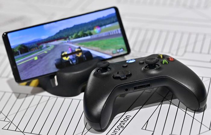 Фото. Контроллер Microsoft Xbox с телефоном 5G компании Ericsson в Кисте, Стокгольм, 18 марта 2022 года. (DIRK WAEM/BELGA MAG/AFP via Getty Images)