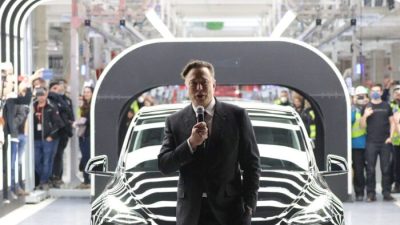 Генеральный директор компании Tesla Илон Маск на открытии нового завода по производству электромобилей Tesla вблизи Грюнхайде, Германия, 22 марта 2022 года. (Christian Marquardt - Pool/Getty Images)
