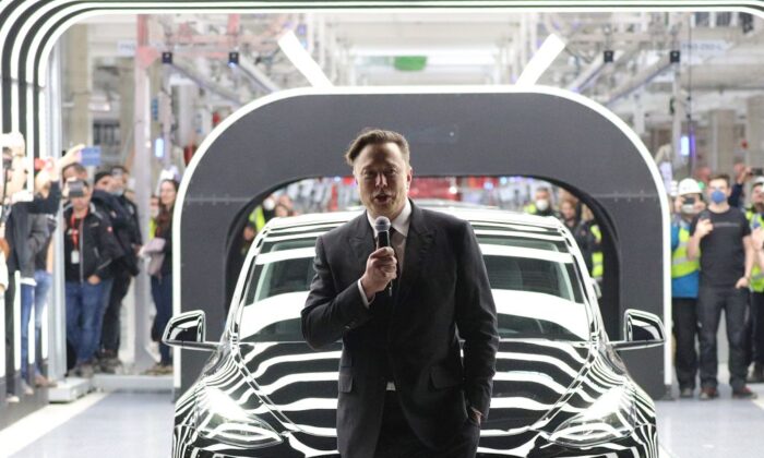Генеральный директор компании Tesla Илон Маск на открытии нового завода по производству электромобилей Tesla вблизи Грюнхайде, Германия, 22 марта 2022 года. (Christian Marquardt - Pool/Getty Images)
