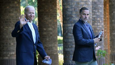 Президент Джо Байден (слева) машет рукой вместе со своим сыном Хантером Байденом после посещения мессы в католической церкви Святого Духа на острове Джонс, Южная Каролина, 13 августа 2022 года. (Nicholas Kamm/AFP via Getty Images)