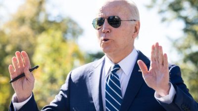 Президент Джо Байден общается с прессой на Южной лужайке Белого дома в Вашингтоне 27 октября 2022 года. (Saul Loeb/AFP via Getty Images)