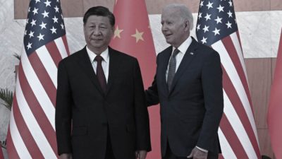 Президент США Джо Байден (справа) и лидер Китая Си Цзиньпин (слева) встречаются в кулуарах саммита G20 в Нуса Дуа на индонезийском острове Бали 14 ноября 2022 года. (Saul Loeb/AFP via Getty Images)