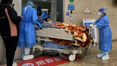 Пациента с Covid-19 привезли в отделение неотложной помощи Первого филиала больницы Чунцинского медицинского университета в городе Чунцин на юго-западе Китая 22 декабря 2022 года. (Noel Celis/AFP via Getty Images)