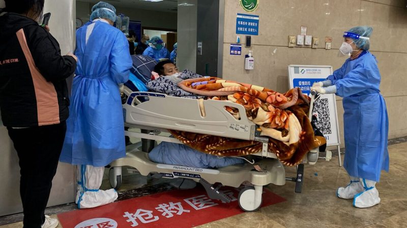 Пациента с Covid-19 привезли в отделение неотложной помощи Первого филиала больницы Чунцинского медицинского университета в городе Чунцин на юго-западе Китая 22 декабря 2022 года. (Noel Celis/AFP via Getty Images)