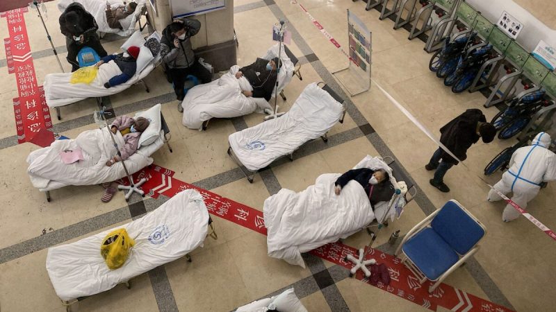 Пациенты с коронавирусом Covid-19 лежат на больничных койках в вестибюле Чунцинской народной больницы № 5 в городе Чунцин на юго-западе Китая 23 декабря 2022 года. (Noel Celis/AFP via Getty Images)