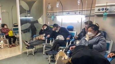 Люди получают медицинскую помощь в отделении лихорадочной клиники в больнице района Чаннин в Шанхае, 23 декабря 2022 года. (Hector Retamal/AFP via Getty Images)
