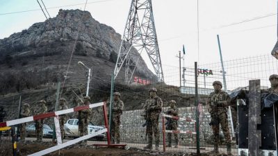 Фото. Азербайджанские военнослужащие охраняют блокпост в Лачинском коридоре, единственном наземном сообщении Нагорного Карабаха с Арменией, где азербайджанские активисты-экологи протестуют против незаконной добычи полезных ископаемых, 26 декабря 2022 года. (TOFIK BABAYEV/AFP via Getty Images)