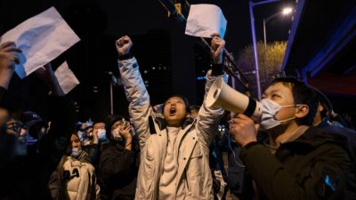 Протестующие выкрикивают лозунги во время акции протеста против строгих китайских мер «нулевой COVID», в Пекине, 28 ноября 2022 года. Фото: Kevin Frayer/Getty Images