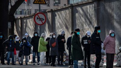 Очередь в клинику в больнице утром 11 декабря 2022 года в Пекине. (Kevin Frayer/Getty Images)
