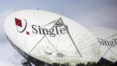 Фото. Спутниковый диск SingTel на базовой станции в Сингапуре, 30 июля 2003 г. шведский телекоммуникационный гигант Ericsson AG выиграл контракт на $125 млн на развёртывание третьего поколения (3G) Singapore Telecommunication. (ROSLAN RAHMAN/AFP via Getty Images)