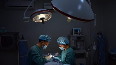 Хирург проводит операцию пациенту в клинике города Чунцин на Юго-Западе Китая,9 августа 2013 года. Фото: PeterParks/AFP/GettyImages