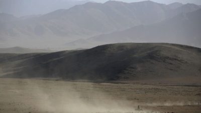 Пустынный пейзаж в префектуре Алтай, Синьцзян-Уйгурский автономный район, Китай, 18 сентября 2007. (China Photos/GettyImages)