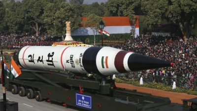 Баллистическая ракета большой дальности Agni-V демонстрируется на параде в честь Дня Республики в Нью-Дели, Индия, 26 января 2013 года. (ManishSwarup/AP Photo)