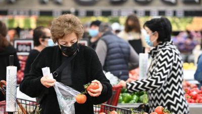 Люди покупают продукты в супермаркете в Глендейле, Калифорния, 12 января 2022 года. (Robyn Beck/AFP via Getty Images)