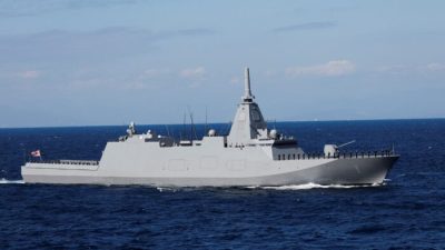 Японский многоцелевой фрегат-невидимка принимает участие в Международном обзоре флота, посвящённом 70-летию основания Морских сил самообороны Японии, в заливе Сагами, недалеко от Йокосука, к югу от Токио, 6 ноября 2022 г. (Issei Kato/Reuters)