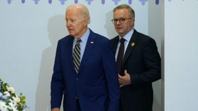 Президент Джо Байден и премьер-министр Австралии Энтони Альбанезе (справа) идут на встречу в рамках саммита Восточной Азии в Пномпене, Камбоджа, 13 ноября 2022 года. Фото: Kevin Lamarque/Reuters