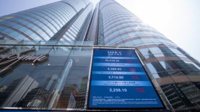 На электронном экране отображаются индексы Hang Seng, Hang Seng China Enterprises Index (HSCEI), Hang Seng Tech Index и MSCI China Index в Гонконге, Китай, 15 марта 2022 года, поскольку постоянное регулятивное давление Китая привело к снижению китайских акций. (Paul Yeung/Bloomberg via Getty Images)