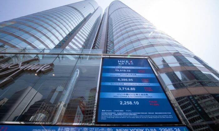 На электронном экране отображаются индексы Hang Seng, Hang Seng China Enterprises Index (HSCEI), Hang Seng Tech Index и MSCI China Index в Гонконге, Китай, 15 марта 2022 года, поскольку постоянное регулятивное давление Китая привело к снижению китайских акций. (Paul Yeung/Bloomberg via Getty Images)