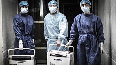 Врачи несут органы для операции по пересадке в больнице провинции Хэнань 16 августа 2012 года. (Screenshot/Sohu.com)