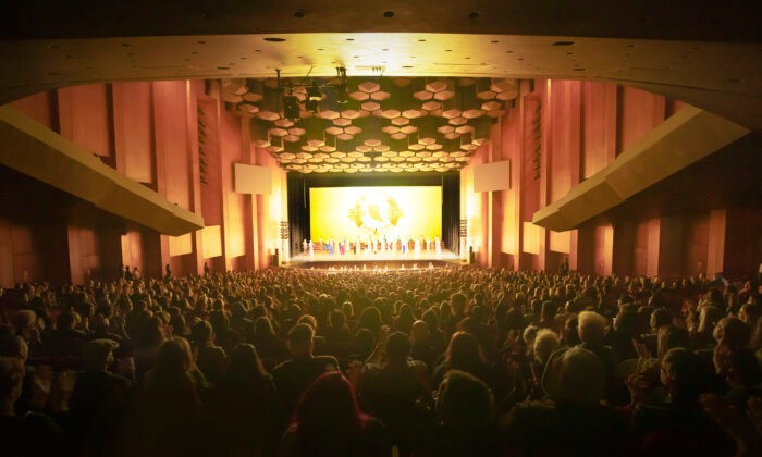 Первое выступление Shen Yun Performing Arts в Хьюстоне состоялось 26 декабря 2022 года в Jones Hall for the Performing Arts. (The Epoch Times)
