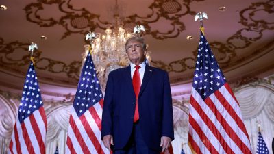 Бывший президент Дональд Трамп в своём доме в Мар-а-Лаго в Палм-Бич, штат Флорида, 15 ноября 2022 года. (Joe Raedle/Getty Images)
