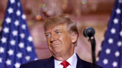 Бывший президент Дональд Трамп выступает во время мероприятия в своём доме в Мар-а-Лаго в Палм-Бич, штат Флорида, 15 ноября 2022 года. Трамп объявил, что баллотируется на новый срок, и официально начал свою президентскую кампанию 2024 года. (Joe Raedle/Getty Images)
