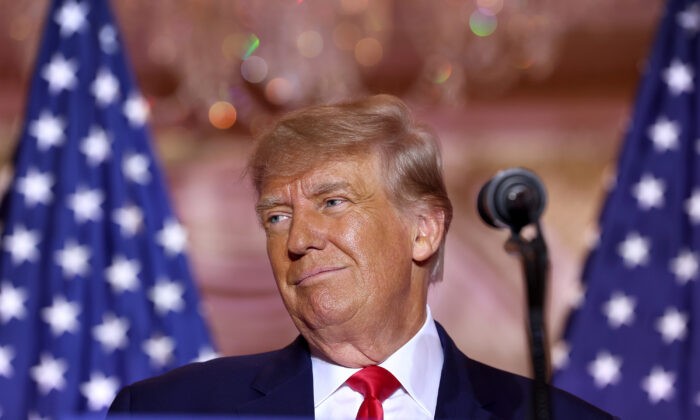 Бывший президент Дональд Трамп выступает во время мероприятия в своём доме в Мар-а-Лаго в Палм-Бич, штат Флорида, 15 ноября 2022 года. Трамп объявил, что баллотируется на новый срок, и официально начал свою президентскую кампанию 2024 года. (Joe Raedle/Getty Images)

