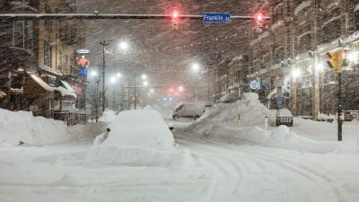 Брошенные автомобили из-за сильного снегопада в центре Буффало, штат Нью-Йорк, 26 декабря 2022 года. (Joed Viera/AFP via Getty Images)