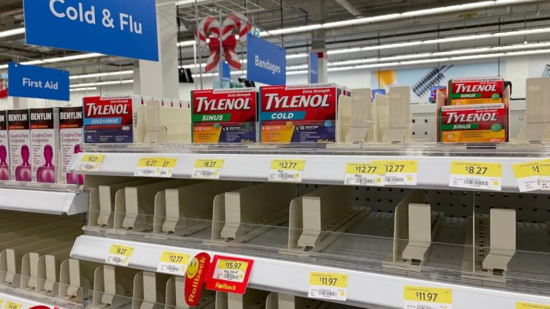 Пустые полки в аптеке Walmart из-за нехватки лекарств от простуды, кашля и гриппа и повышенного спроса из-за сезонных заболеваний в Эдмонтоне, Канада, 9 декабря 2022 года. (Jenari/Shutterstock)