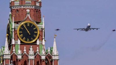 Российский военный самолёт Ил-80 и истребители МиГ-29 пролетают над Красной площадью во время генеральной репетиции военного парада в честь Дня Победы в центре Москвы 7 мая 2022 года. (YURI KADOBNOV/AFP via Getty Images)