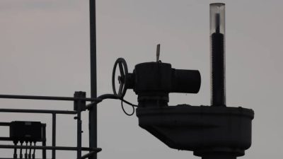 Вентиль на нефтепроводе. (Sean Gallup/Getty Images)