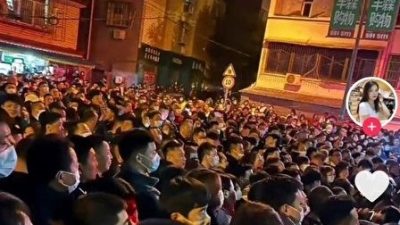 Сотни разгневанных родителей протестуют у полицейского участка из-за издевательств над 13-летней ученицей в средней школе в Цзычжоу, провинция Сычуань, 20 ноября 2022 года. Скриншот : Online video/Screenshot / The Epoch Times)