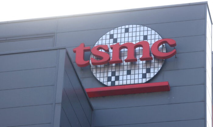 Логотип Taiwan Semiconductor Manufacturing Co. (TSMC) в штаб-квартире в Синьчжу, Тайвань, 19 января 2021 г. (Ann Wang/Reuters)