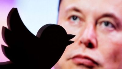 На этой иллюстрации 3D-печатный логотип Twitter перед фотографией Илона Маска 27 октября 2022 года. (Dado Ruvic/Illustration/Reuters)
