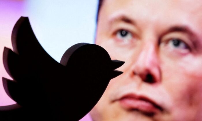 На этой иллюстрации 3D-печатный логотип Twitter перед фотографией Илона Маска 27 октября 2022 года. (Dado Ruvic/Illustration/Reuters)