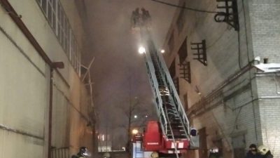 Тушение пожара на территории машиностроительного завода «Звезда» в Санкт-Петербурге. (78.mchs.gov.ru/CC BY 4.0)
