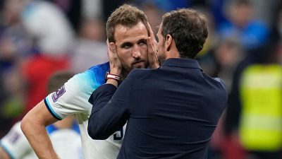 Гарет Саутгейт утешает Гарри Кейна после неудачного пенальти..(skysports.com/football)