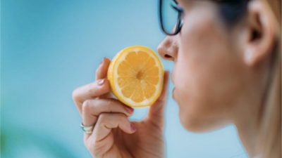 Потеря обоняния — отличительный симптом COVID-19. (Shutterstock)