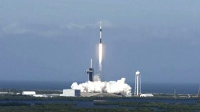 Ракета Falcon 9 с партией из 49 спутников Starlink стартовала в Космическом центре Кеннеди на мысе Канаверал, штат Флорида, 3 января 2022 года, скриншот. (SpaceX via AP/Screenshot via The Epoch Times)