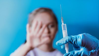 Ребенок отказывается от вакцинации. (Nataliia Maksymenko/Shutterstock)
