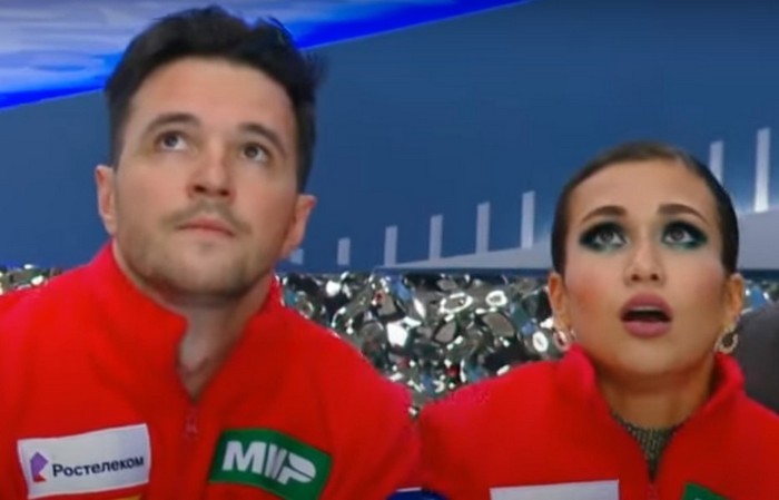 Фигуристы Худайбердиева и Базин выиграли чемпионат РФ. Судейство всех поразило Фото. Фигуристы Худайбердиева и Базин после падений выиграли чемпионат РФ. (Скриншот/Epic Skating/youtube.com)