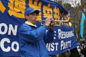 Знаменитый китайский тенор Гуань Гуйминь играет на трубе. Фото: The Epoch Times