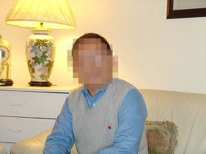 Бывший китайский журналист, который работал для заграничной телевизионной станции, рассказывает о секретном концентрационном лагере в северо-восточном Китае, используемым китайским коммунистическим режимом для преследования практикующих Фалуньгун. Лицо журналиста в целях безопасности скрыто. Фото: Epoch Times